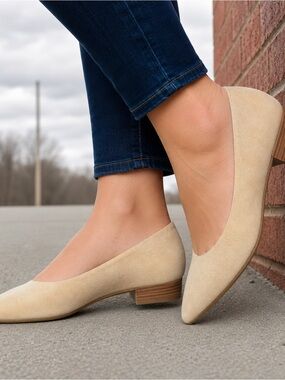 **CLOSET CLOSEOUT** Lulu’s beige fabric pointed toe flats size 8.5